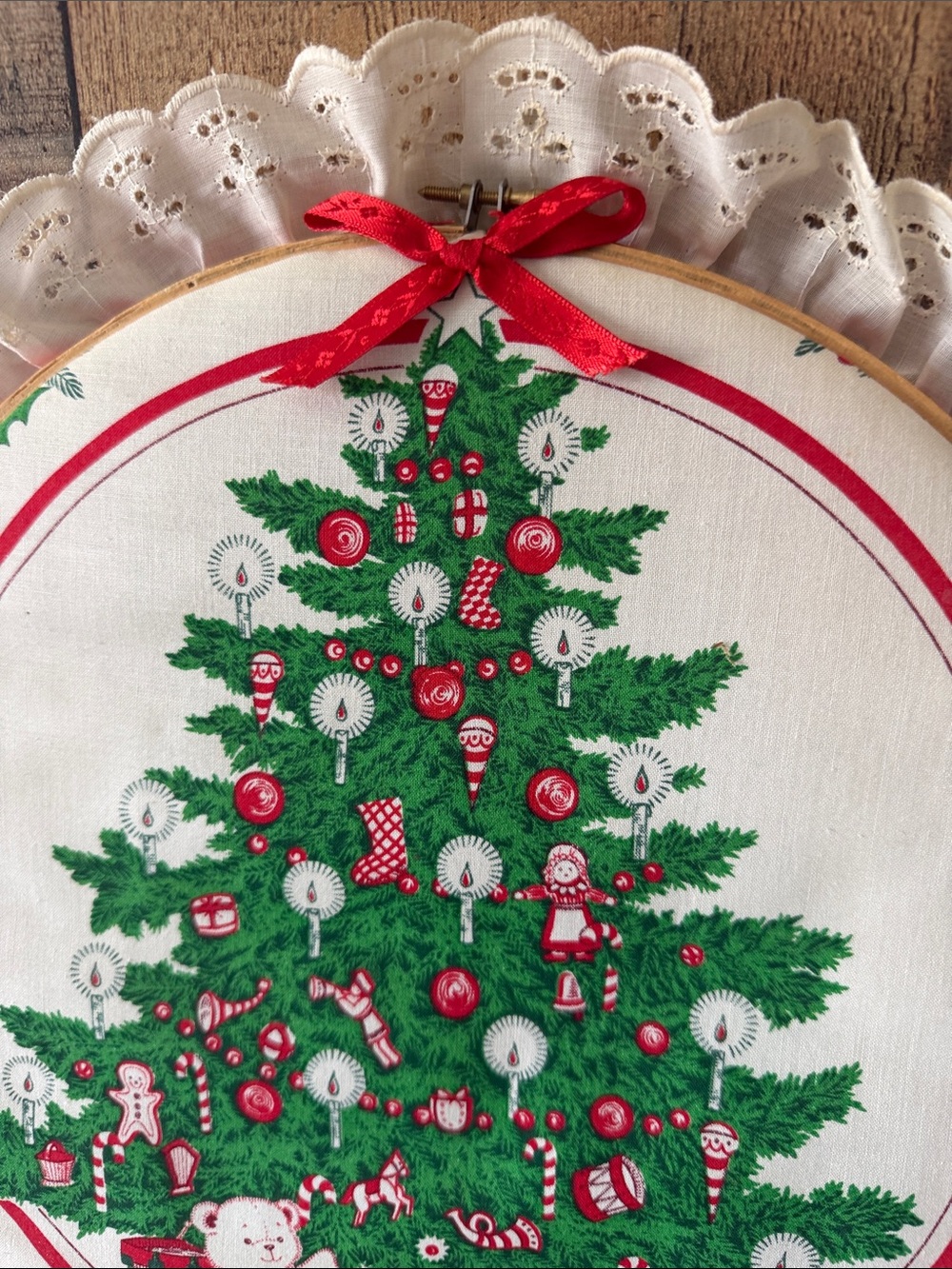 Vintage Kitschy Green and Red Christmas Tree Embroidery Hoop Wall Hanging - Picture 2 of 7